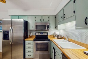 Fridge, microwave, oven, stovetop - Condo 1 block from Coligny Plaza with on-site pool, balcony, & W/D (Hilton Head)