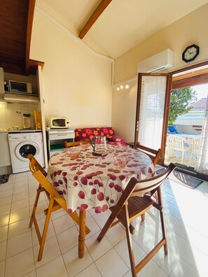 Dining - Agence JF Immo - Air-conditioned vacation home with parking for 6 people V0267 (Vias)