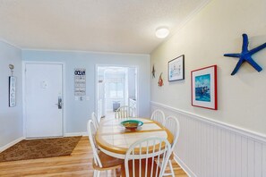 Dining - Welcoming villa with shared pool, nearby beach access, central AC, & washer/dryer (Hilton Head)