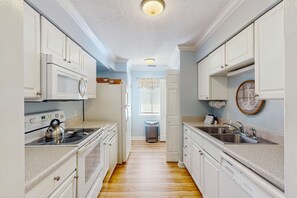 Fridge, microwave, oven, stovetop - Welcoming villa with shared pool, nearby beach access, central AC, & washer/dryer (Hilton Head)