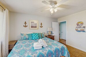 Iron/ironing board, WiFi, bed sheets - Welcoming villa with shared pool, nearby beach access, central AC, & washer/dryer (Hilton Head)