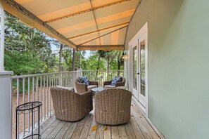 Terrace/patio - Dog-Friendly with pool, tennis, covered deck, beach nearby + golf views (Hilton Head)