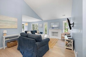 TV, DVD player, offices - Dog-Friendly with pool, tennis, covered deck, beach nearby + golf views (Hilton Head)