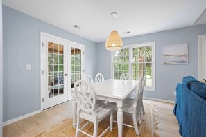 Dining - Dog-Friendly with pool, tennis, covered deck, beach nearby + golf views (Hilton Head)