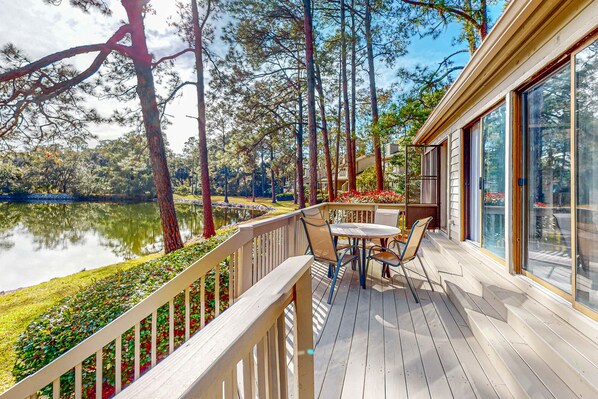 Outdoor dining - Peaceful villa with large deck and lagoon views, close to Harbour Town (Hilton Head)