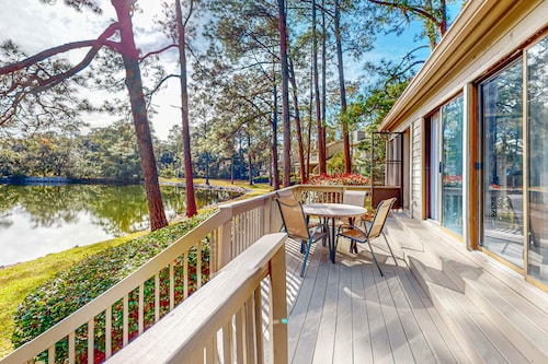 Peaceful villa with large deck and lagoon views,  close to Harbour Town