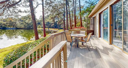 Peaceful villa with large deck and lagoon views, close to Harbour Town