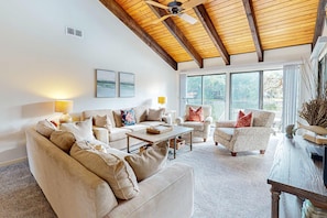 TV, offices - Peaceful villa with large deck and lagoon views, close to Harbour Town (Hilton Head)