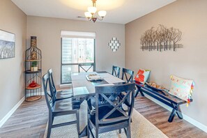 Dining - Peaceful villa with large deck and lagoon views, close to Harbour Town (Hilton Head)