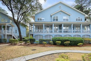 Exterior - Next to Beach & Beach Park! Charming & Spacious townhouse with a shared pool (Hilton Head)