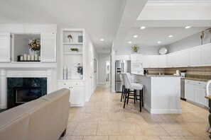 Fridge, microwave, oven, stovetop - Next to Beach & Beach Park! Charming & Spacious townhouse with a shared pool (Hilton Head)