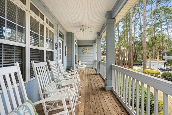 Terrace/patio - Next to Beach & Beach Park! Charming & Spacious townhouse with a shared pool (Hilton Head)