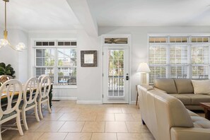 TV, offices - Next to Beach & Beach Park! Charming & Spacious townhouse with a shared pool (Hilton Head)
