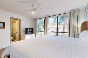 WiFi, bed sheets - Beautiful updated condo- On-site pool, blocks from beach and Coligny Plaza (Hilton Head)