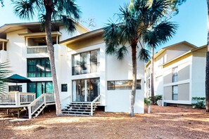 Exterior - Beautiful updated condo- On-site pool, blocks from beach and Coligny Plaza (Hilton Head)