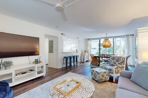 TV, offices - Beautiful updated condo- On-site pool, blocks from beach and Coligny Plaza (Hilton Head)