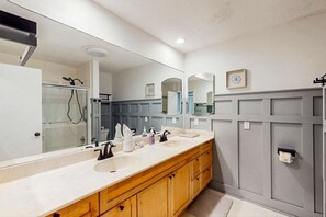 Dusche, Haartrockner, Handtücher