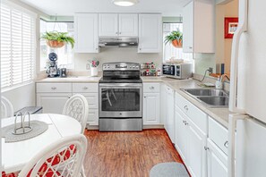 Fridge, microwave, oven, stovetop - Wonderful Townhome with pool, tennis and quick walk to beach (Hilton Head)