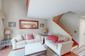 TV, DVD player - Wonderful Townhome with pool, tennis and quick walk to beach (Hilton Head)