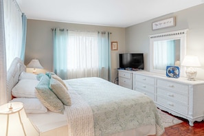 Iron/ironing board, WiFi, bed sheets - Wonderful Townhome with pool, tennis and quick walk to beach (Hilton Head)