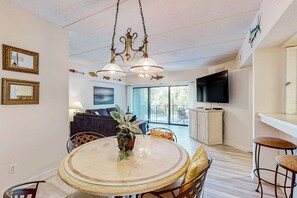 Interior - Close to beach with pool, tennis, pool  & private balcony (Hilton Head)