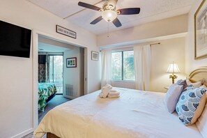 Iron/ironing board, WiFi, bed sheets - Close to beach with pool, tennis, pool  & private balcony (Hilton Head)