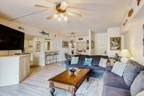 TV, offices - Close to beach with pool, tennis, pool  & private balcony (Hilton Head)