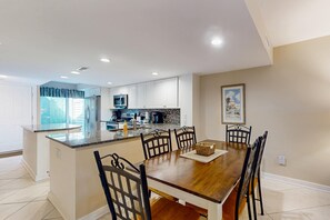 Dining - Splendid condo,  pool, full kitchen, & patio (Hilton Head)