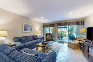 TV, DVD player - Splendid condo,  pool, full kitchen, & patio (Hilton Head)