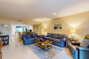 TV, DVD player - Splendid condo,  pool, full kitchen, & patio (Hilton Head)
