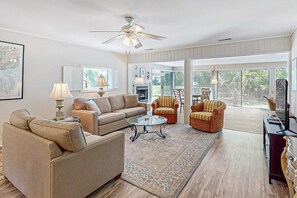 TV, DVD player, offices - Updated Ground Floor Villa with Golf Views and Dog Friendly (Hilton Head)