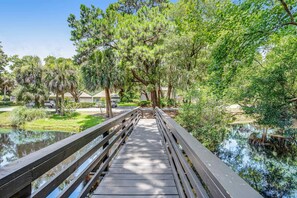 Property grounds - Updated Ground Floor Villa with Golf Views and Dog Friendly (Hilton Head)