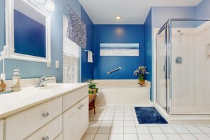 Shower, hair dryer, towels - 1st Floor Villa with pool, tennis, central AC, & washer/dryer (Hilton Head)