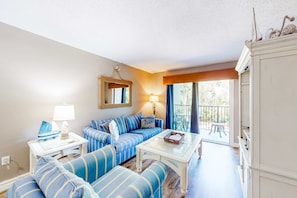 TV, offices - Relaxing Condo with pool near Beach, Shopping & Restaurants (Hilton Head)