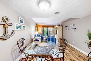 Dining - Relaxing Condo with pool near Beach, Shopping & Restaurants (Hilton Head)