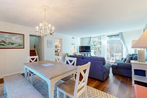 Dining - Coastal condo with private grill and shared pool, nearby beach access (Hilton Head)