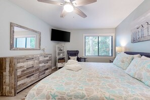 Desk, iron/ironing board, WiFi, bed sheets - Beautiful 1st floor condo, 15 mins walk to Coligny Plaza (Hilton Head)