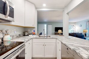 Fridge, microwave, oven, stovetop - Beautiful 1st floor condo, 15 mins walk to Coligny Plaza (Hilton Head)