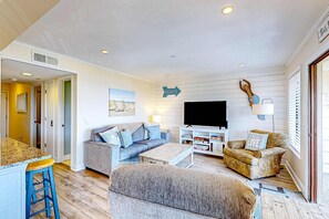 TV, offices - Newly renovated beachfront condo with pool, tennis, restaurants, gym, & balcony (Hilton Head)