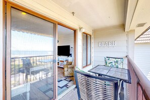 Outdoor dining - Newly renovated beachfront condo with pool, tennis, restaurants, gym, & balcony (Hilton Head)