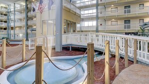 Ein mehrstöckiges Hallenbad mit Holzwangen und einem Seilabfangnetz.