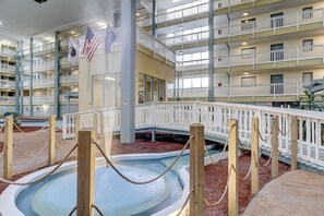 Outdoor spa tub - Updated condo with beach access, amazing pools, fitness room, & tennis courts (Hilton Head)