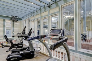 Fitness facility - Updated condo with beach access, amazing pools, fitness room, & tennis courts (Hilton Head)