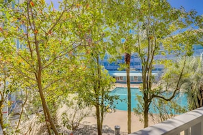 Pool - Updated condo with beach access, amazing pools, fitness room, & tennis courts (Hilton Head)