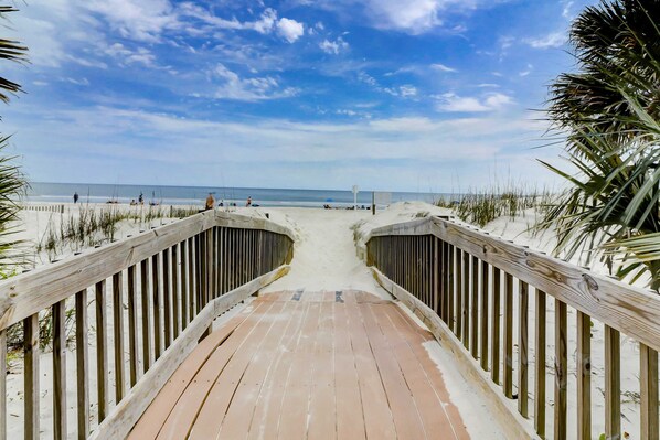 Beach nearby - Updated condo with beach access, amazing pools, fitness room, & tennis courts (Hilton Head)
