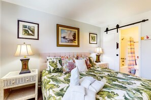 Iron/ironing board, WiFi, bed sheets, wheelchair access - Updated condo with beach access, amazing pools, fitness room, & tennis courts (Hilton Head)