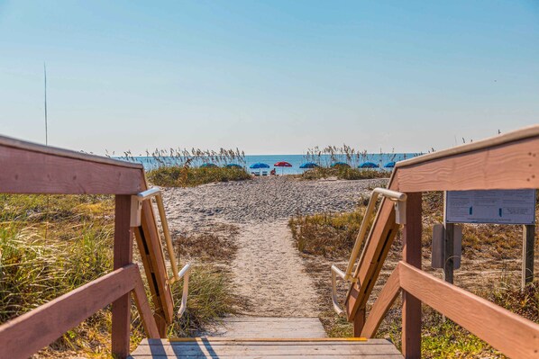Beach nearby - Villa with Private Beach Access, Pool, Hot Tub, Free WiFi, & Private W/D (Hilton Head)