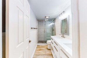 Douche, sèche-cheveux, serviettes fournies