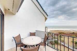 Outdoor dining - Waterfront Penthouse Villa with Shared Pool and Ocean View - Close to the Beach (Hilton Head)