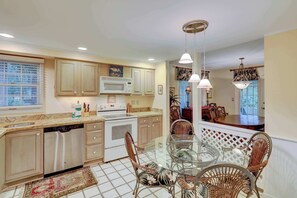 Fridge, microwave, oven, stovetop - Dog-Friendly Villa with Pool, Tennis, Patio, Full Kitchen & Beach Nearby (Hilton Head)